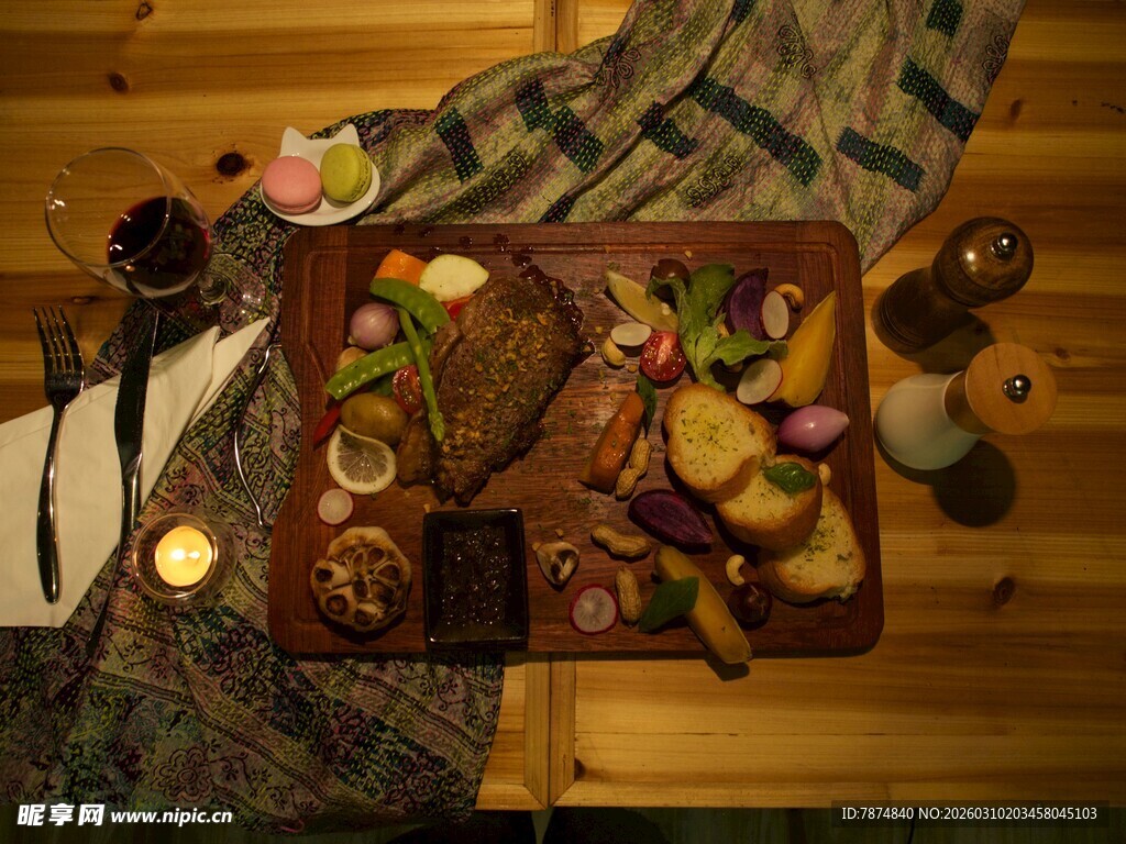 木质餐桌的丰盛美食拼盘