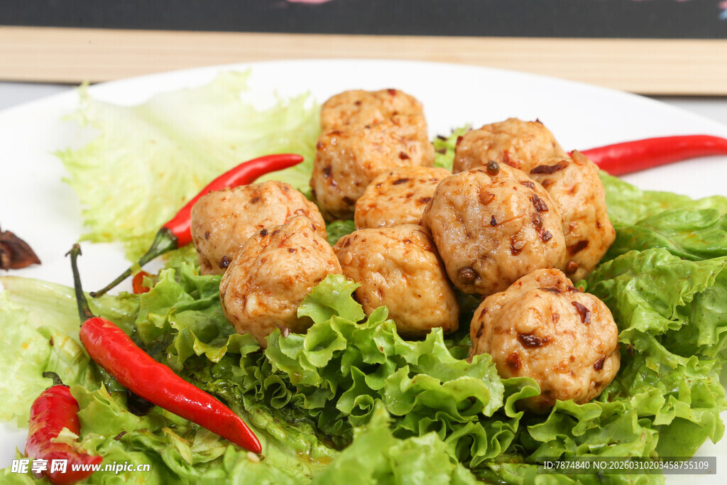 美味肉丸配生菜与红椒