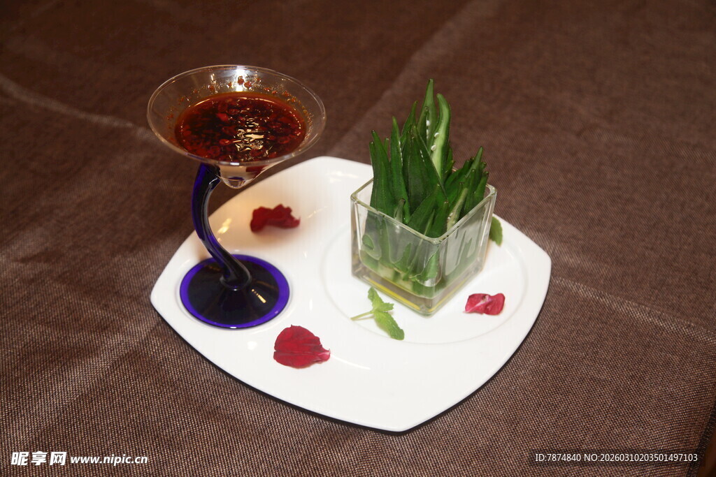 精致摆盘的创意饮品