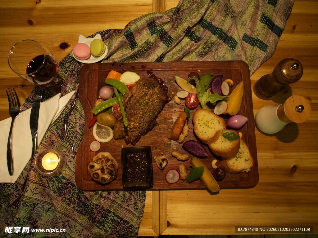 木质地板上的丰盛美食拼盘