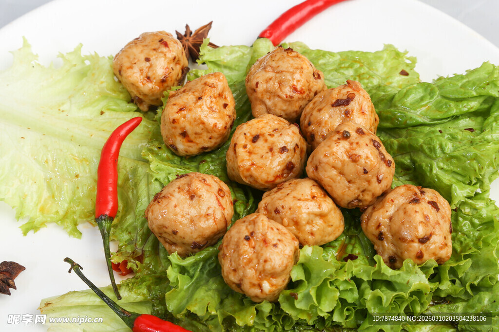生菜上的美味肉丸