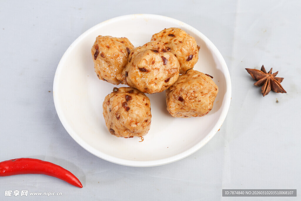 美味鸡肉丸 点缀红辣椒