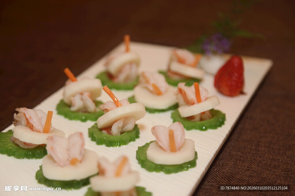 精致虾仁黄瓜摆盘美食