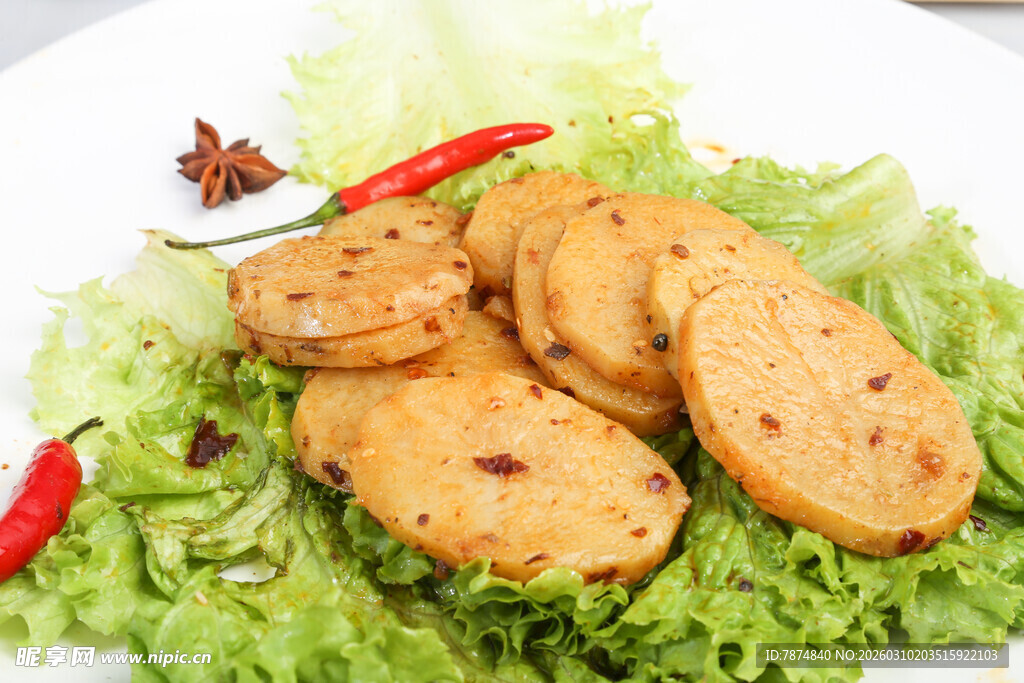 香煎素鸡摆于生菜之上