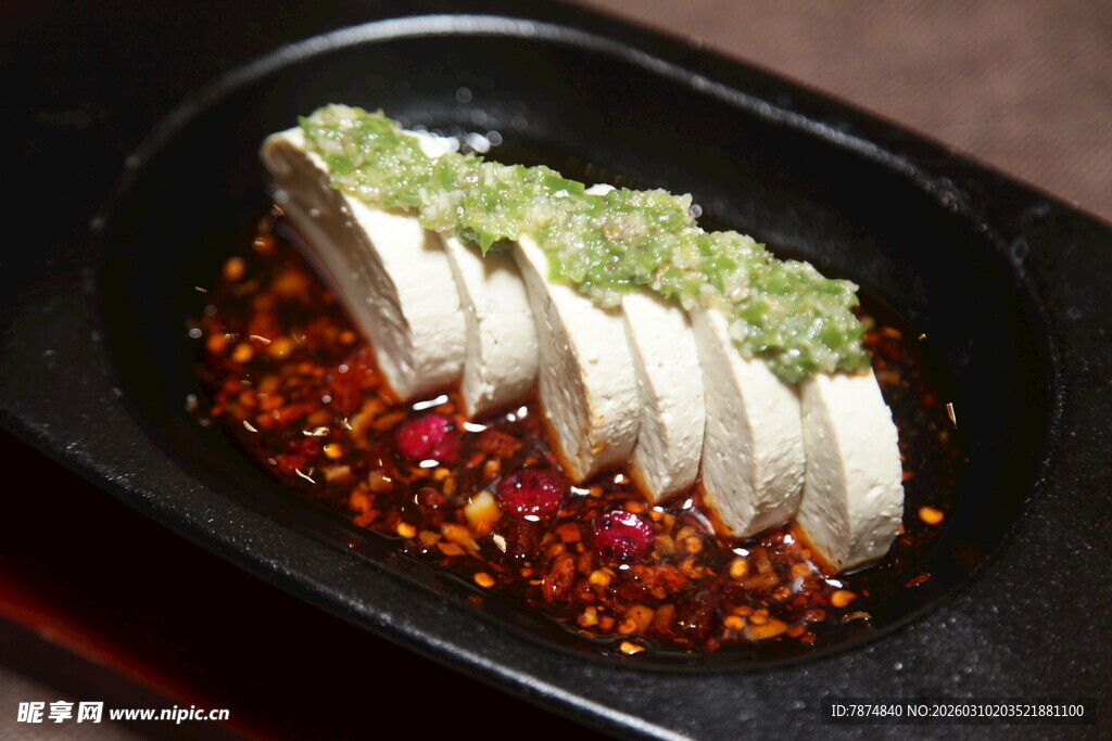 香辣豆腐配绿色酱料