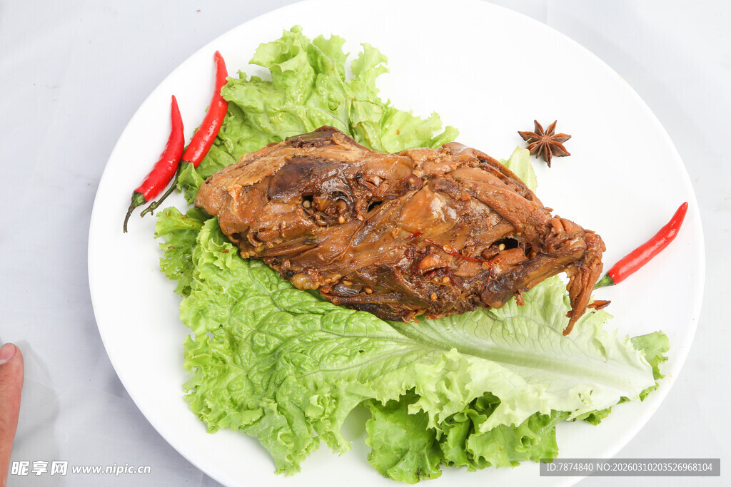 美味卤味鸭头摆于生菜上