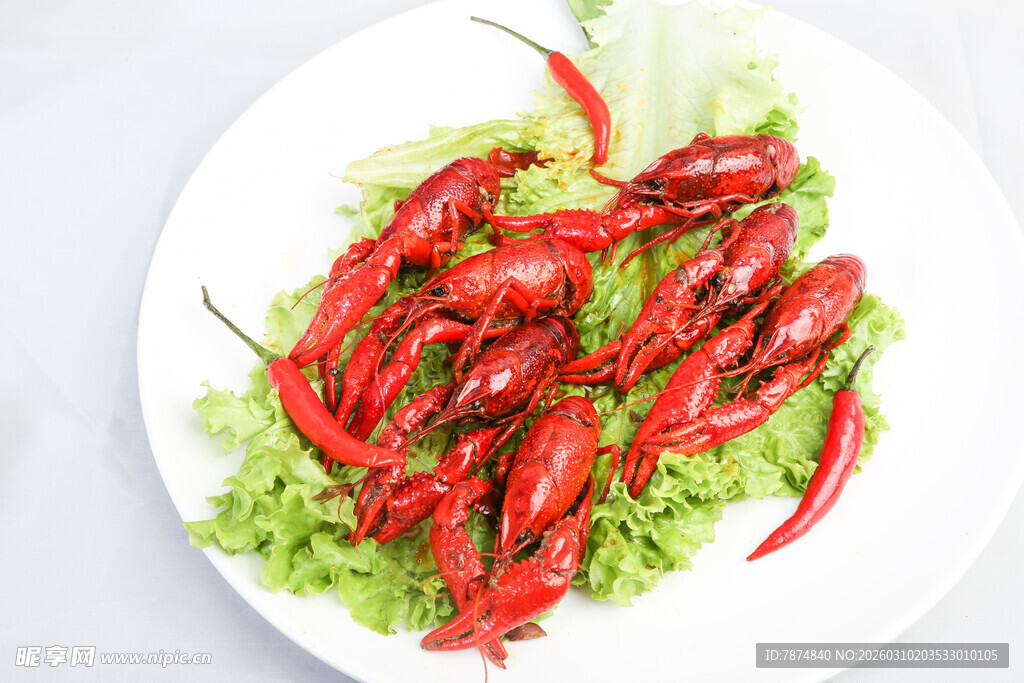 新鲜红辣椒配生菜摆盘