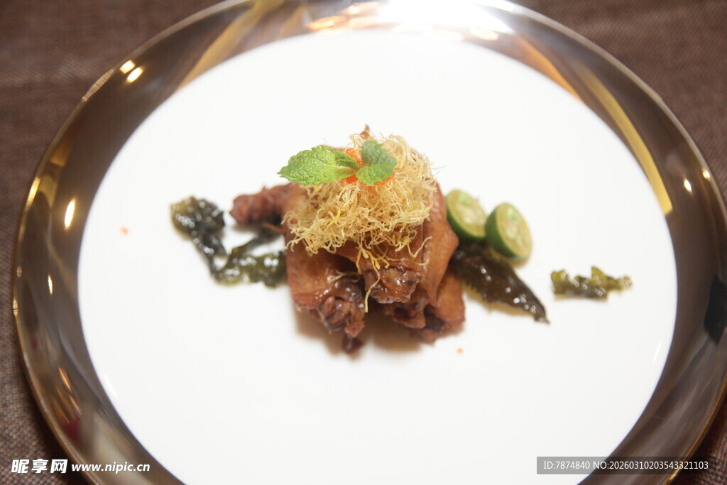 精致摆盘的美味肉类菜肴