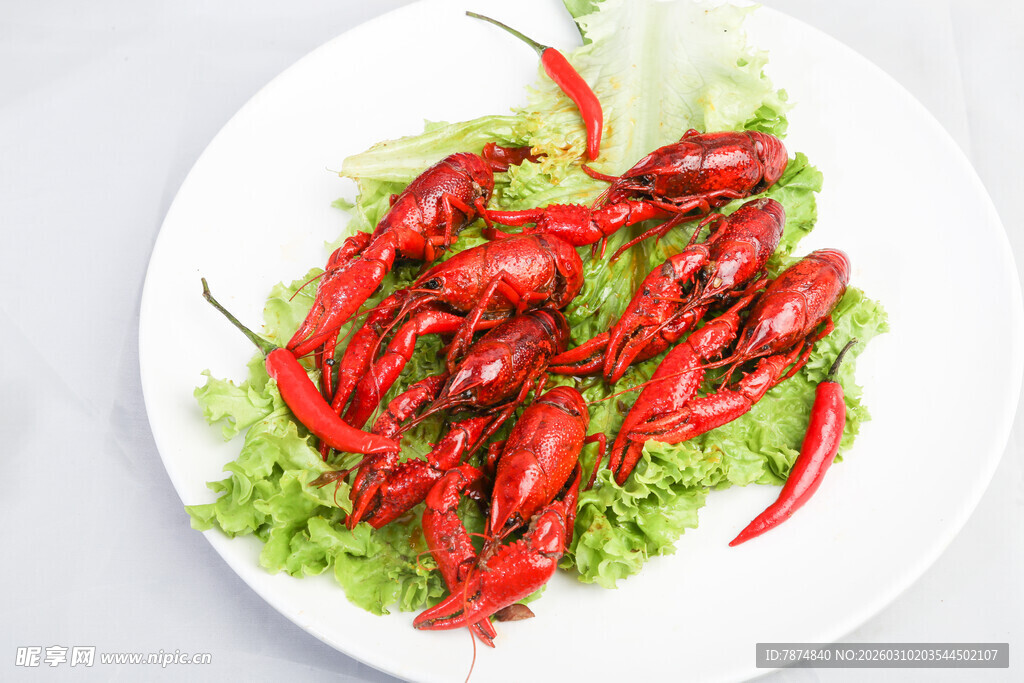 鲜辣红辣椒配生菜摆盘