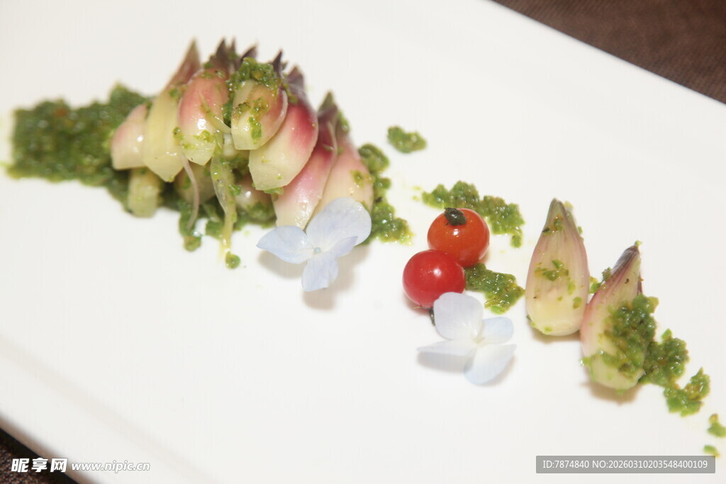 精致摆盘的创意蔬菜料理