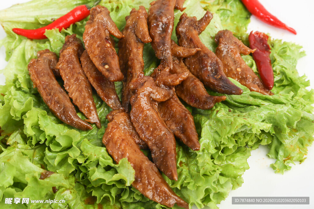 美味卤鸭胗摆于生菜上