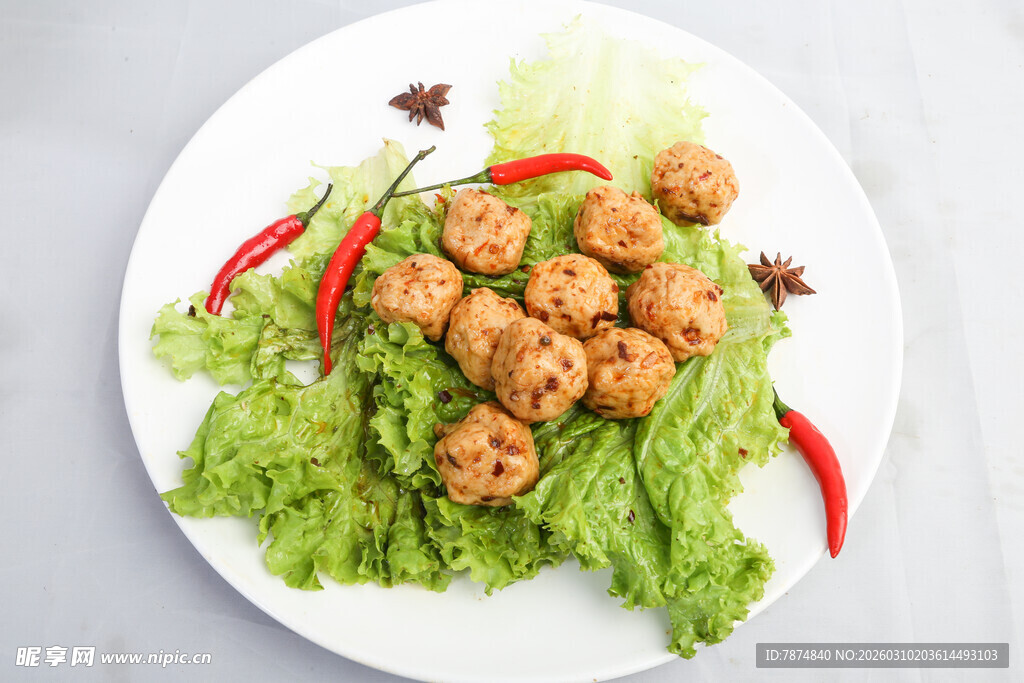 生菜上的美味炸肉丸