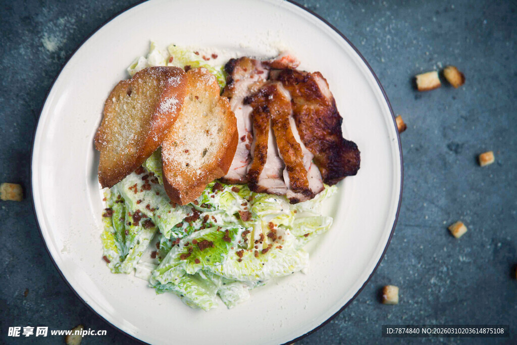 烤鸡肉配蔬菜沙拉