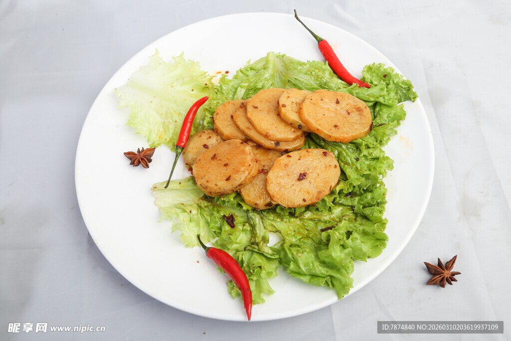 香脆饼干配生菜与香料