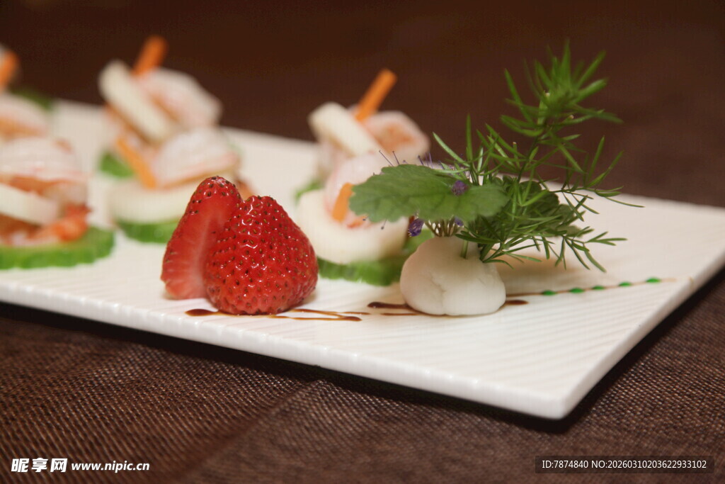 精致寿司拼盘配草莓