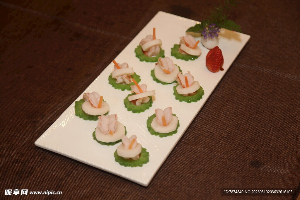 精致虾仁蔬菜寿司拼盘