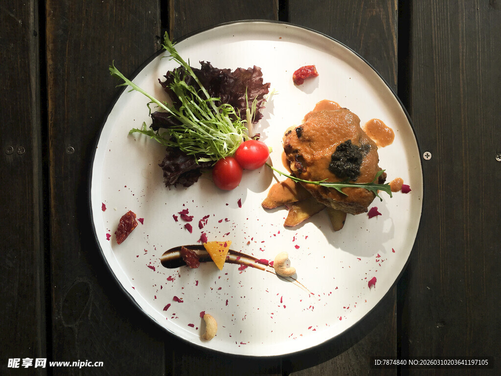 精致摆盘的美味创意菜肴