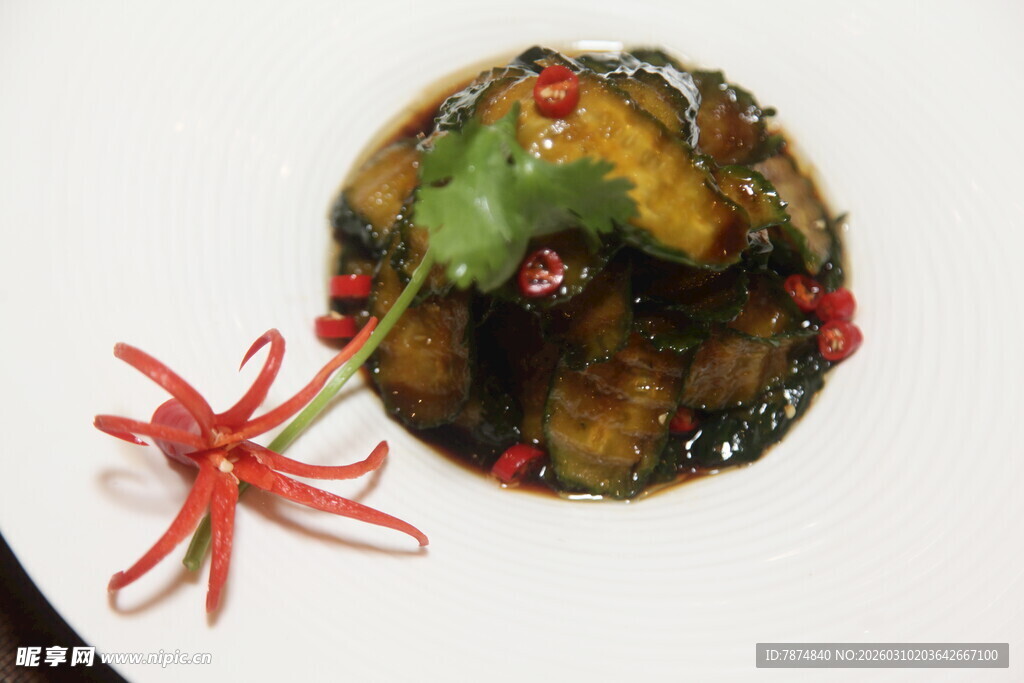 盘中奇异生物与红色点缀