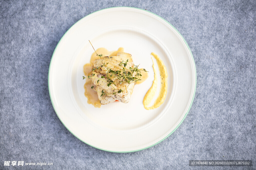 精致摆盘的美味鱼肉料理