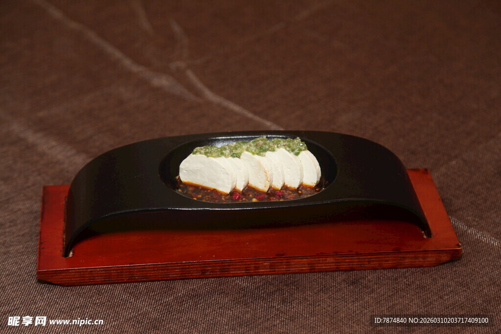 精致寿司置于传统器皿中