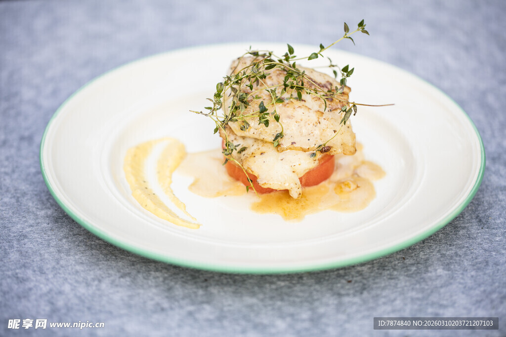 精致香草点缀美味鱼肉