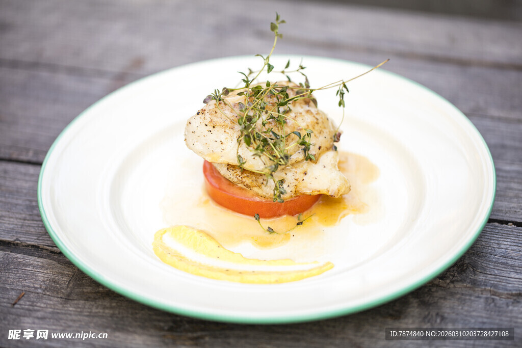 香煎鱼配番茄香草料理