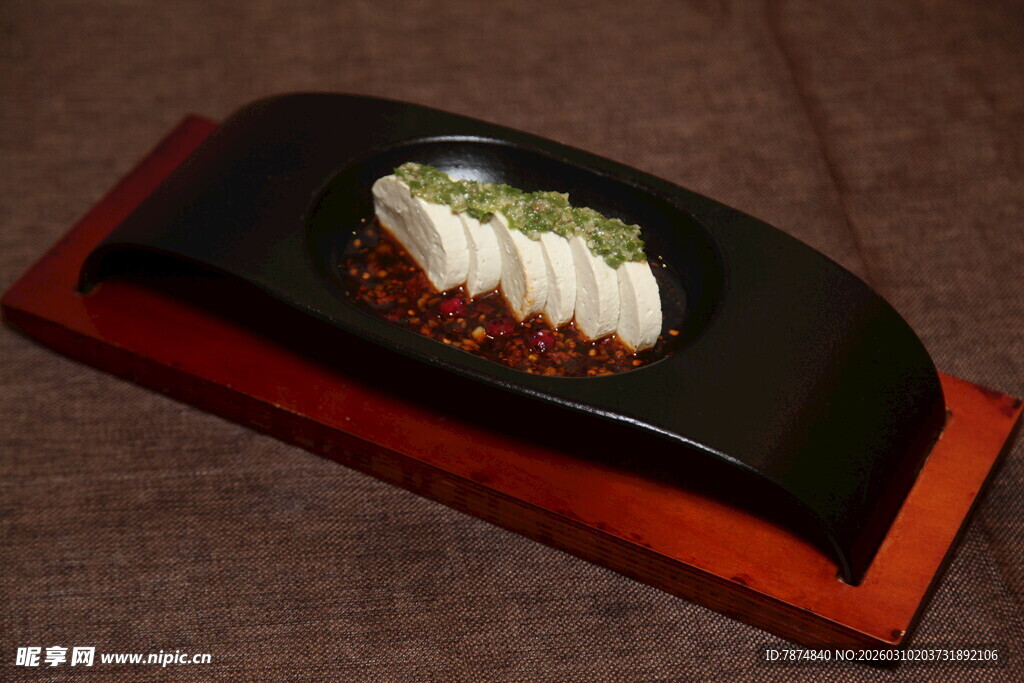 精致摆盘的特色寿司料理
