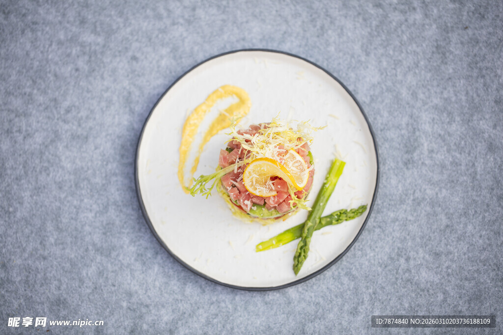 精致摆盘意面配蔬菜