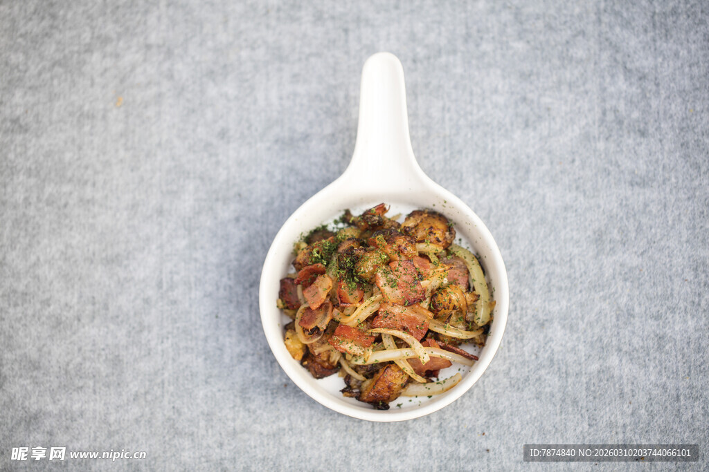 白色器皿中的美味炒菜