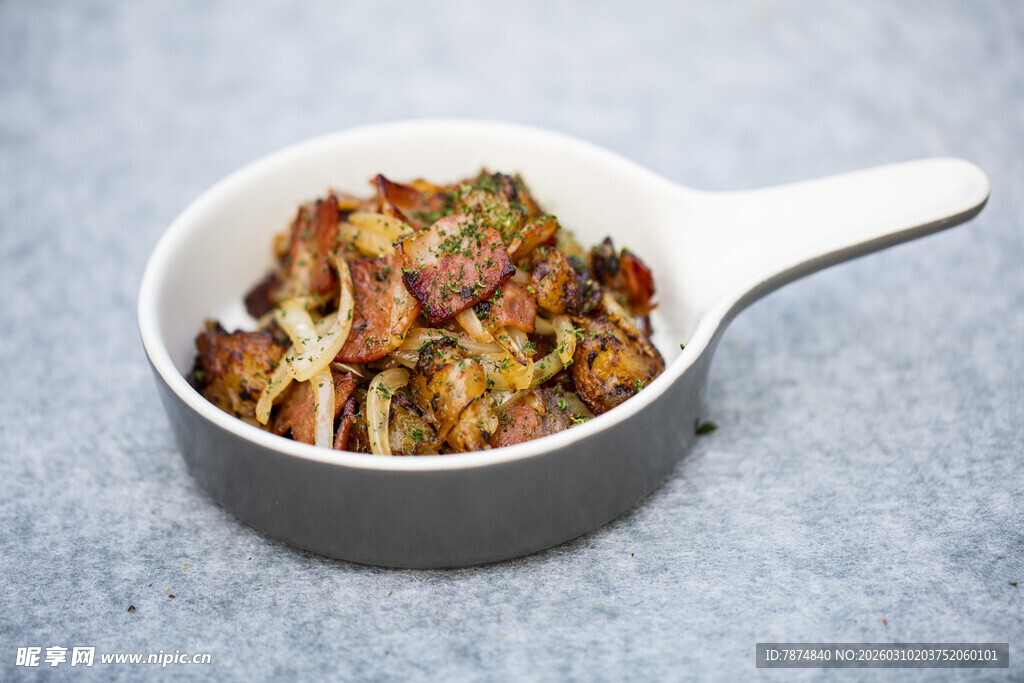 白色锅中的美味混合菜肴