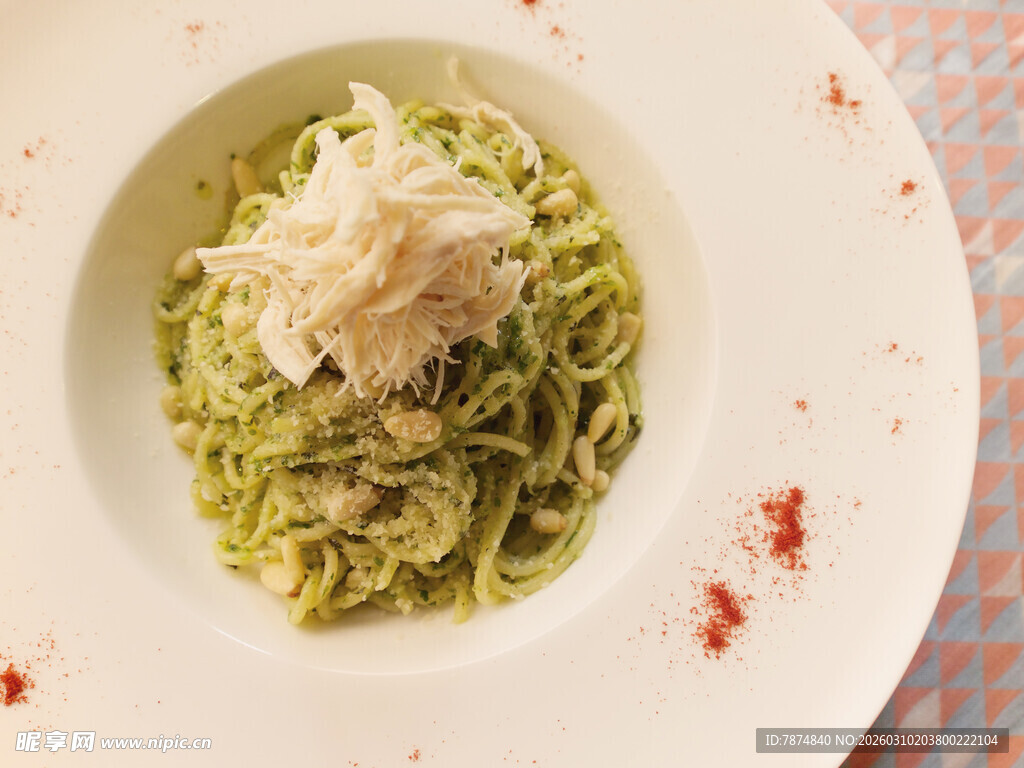 绿色意面配芝士碎