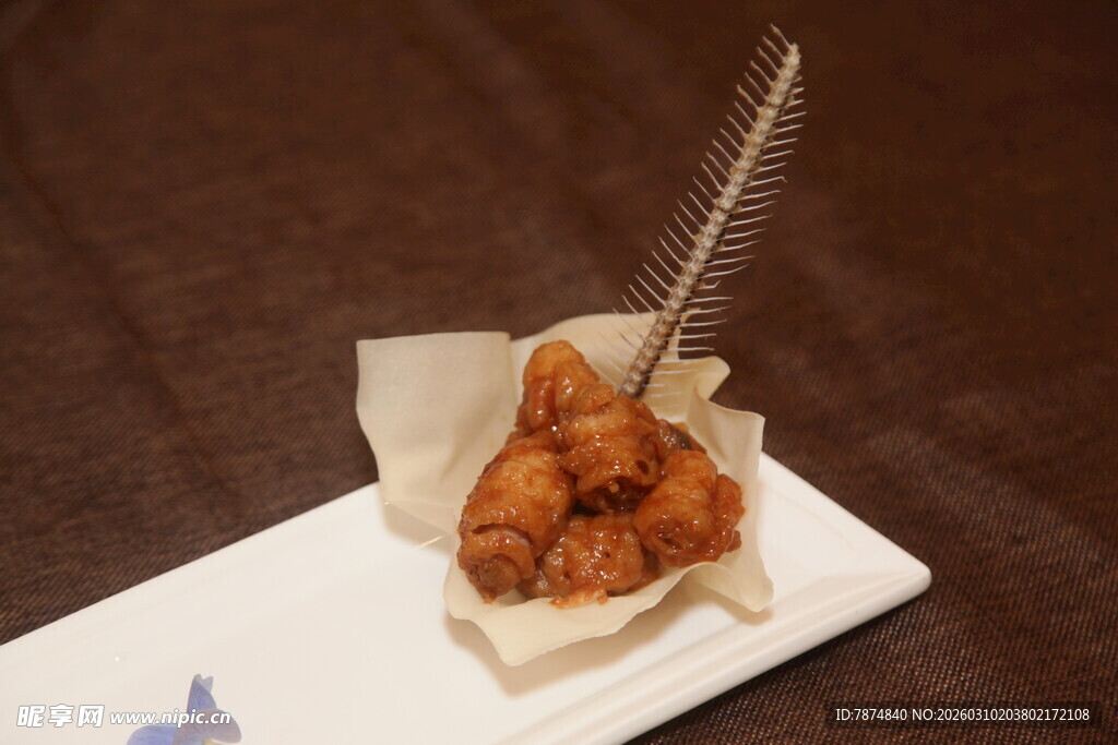 羽毛装饰的美味炸物