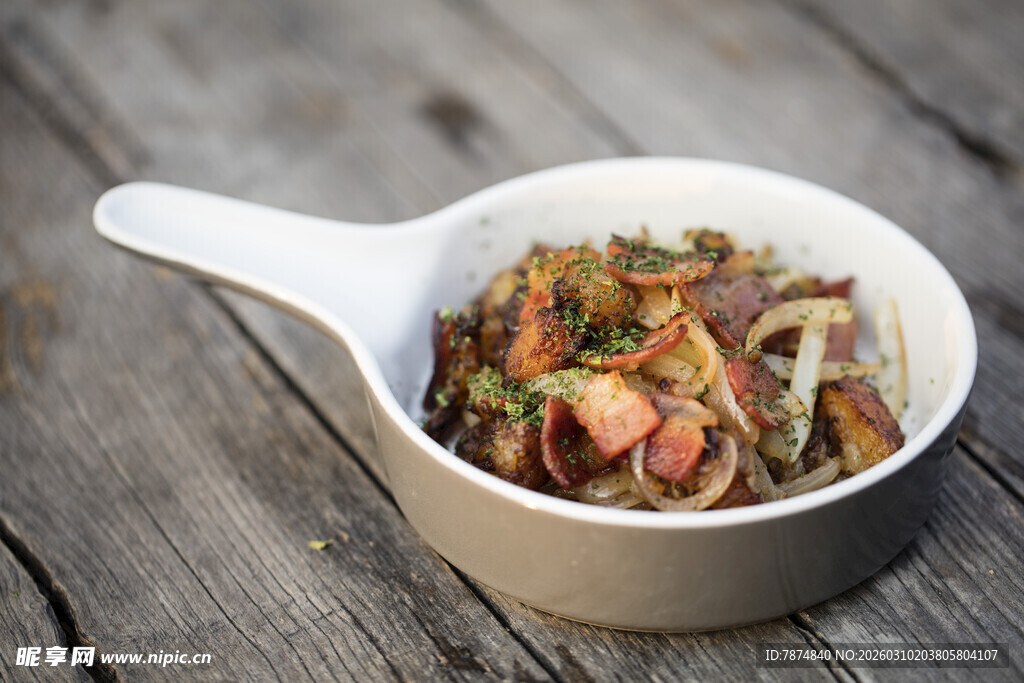 木碗中的美味混合蔬菜