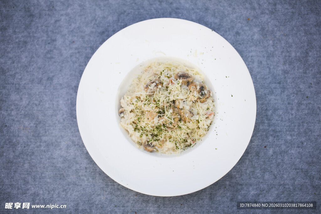 白色盘中的美味混合食物