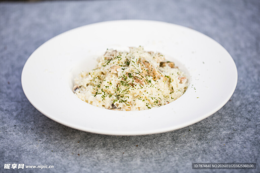 白色盘中的美味意面