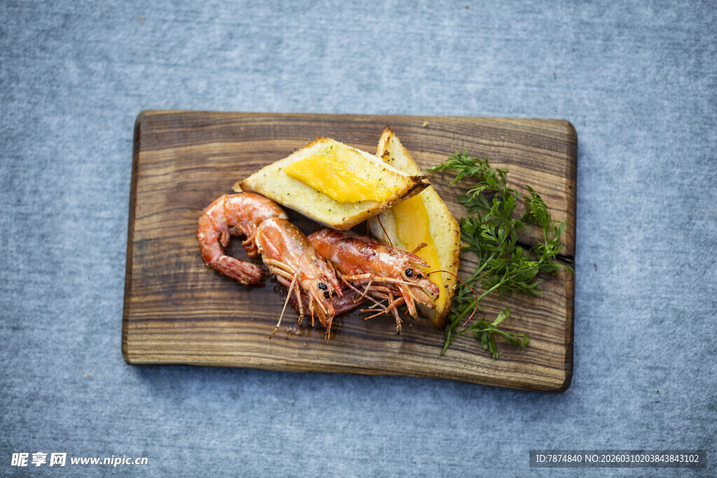 木盘上的鲜虾与柠檬