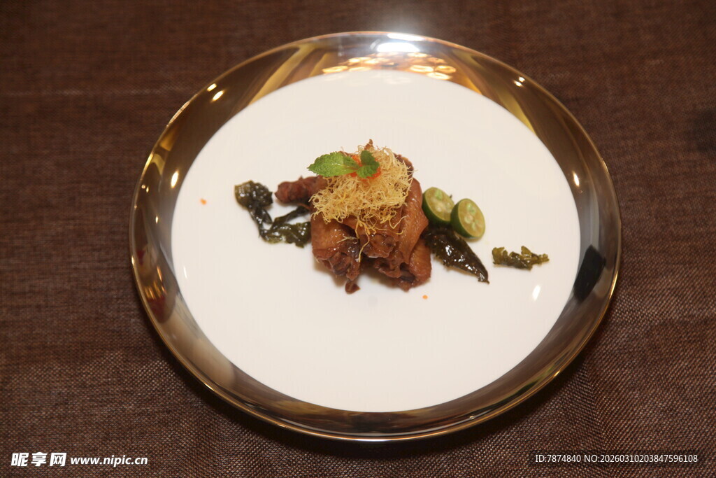 精致摆盘的美味特色菜肴