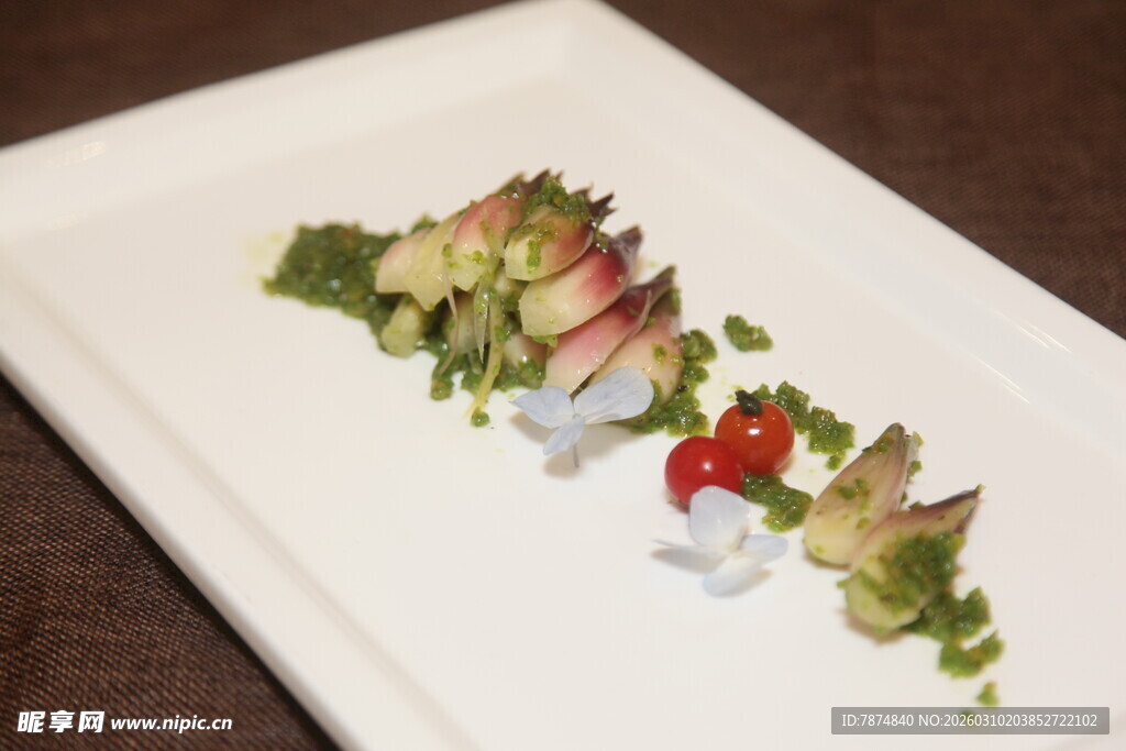 精致摆盘的多彩蔬菜料理