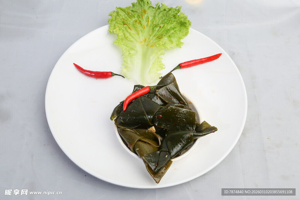 创意摆盘的美味粽子