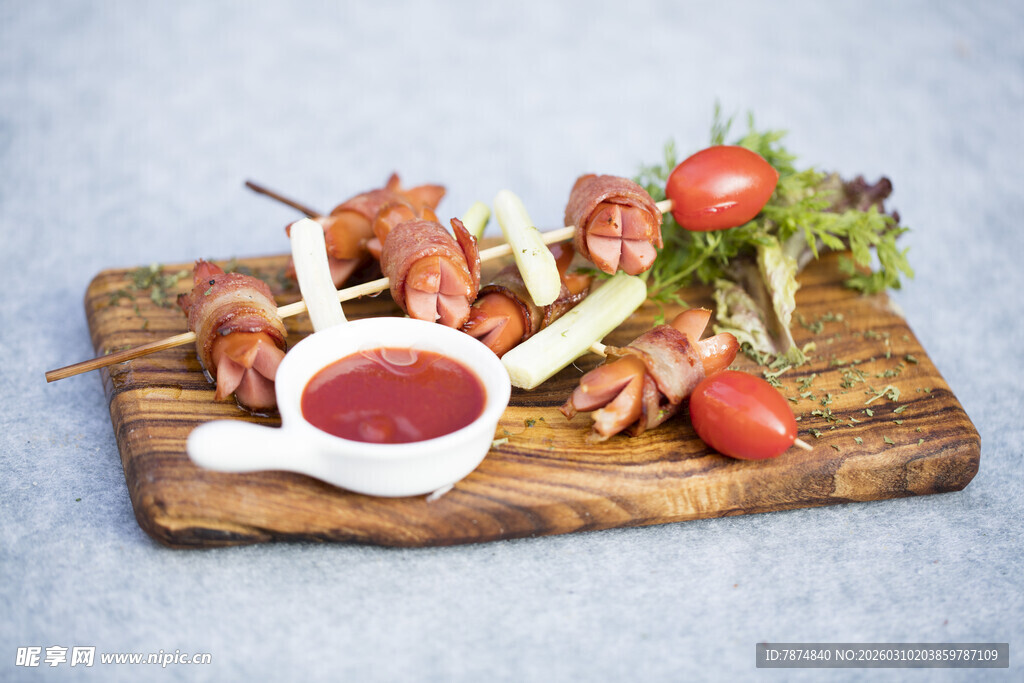 美味烤肉串搭配蘸酱