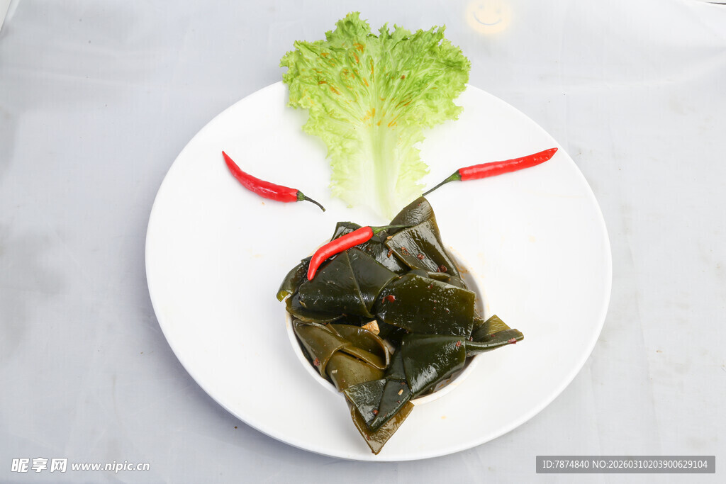 创意摆盘的粽叶生菜组合