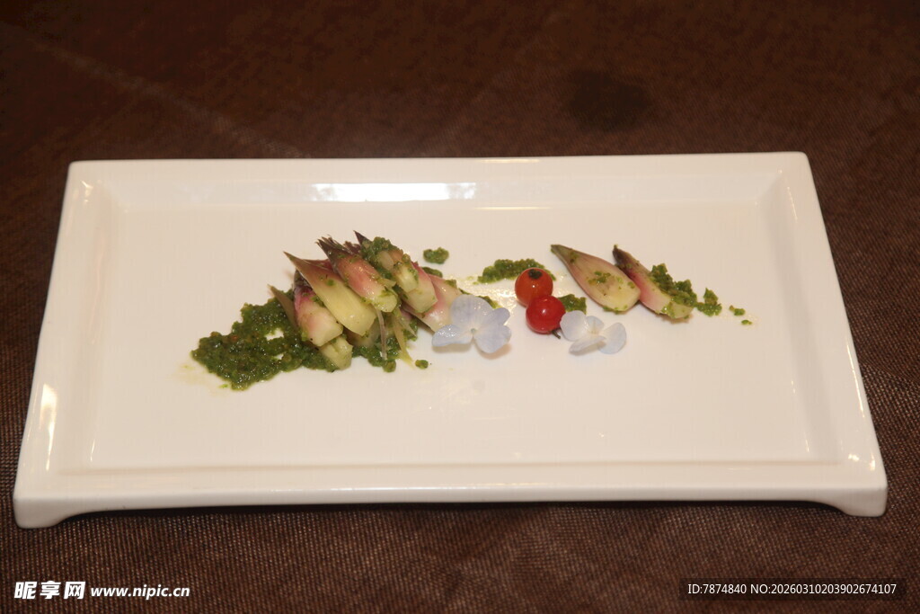 精致摆盘的美味鸡肉菜肴