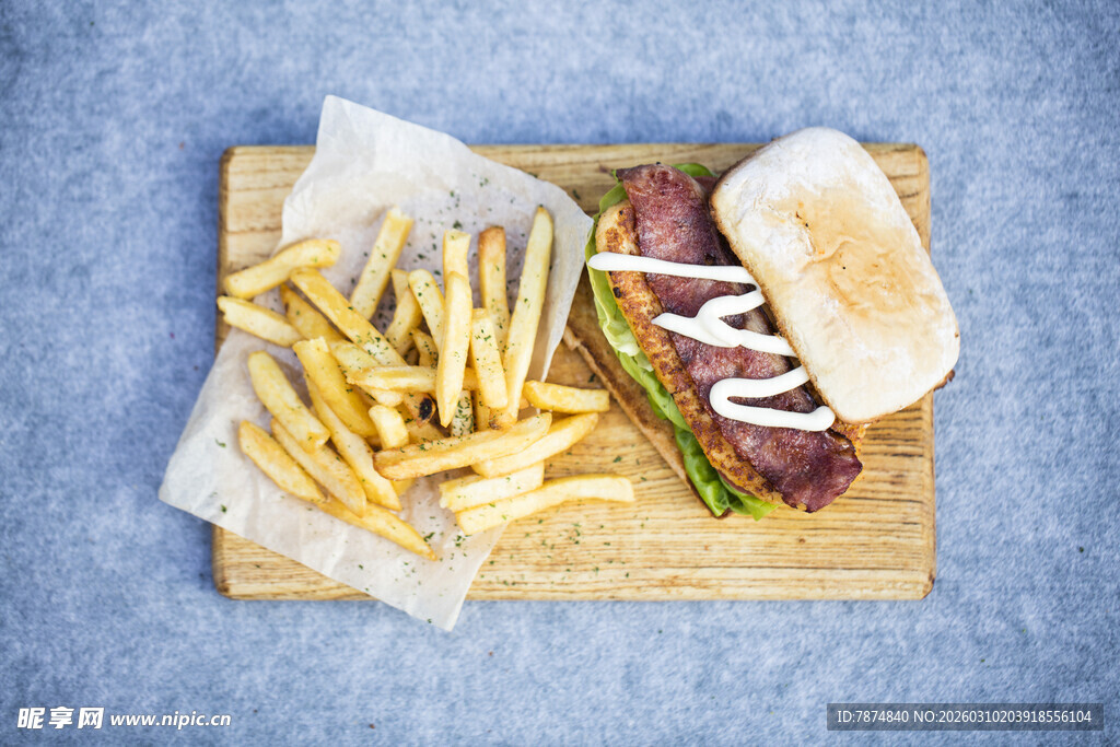 木板上的汉堡与薯条