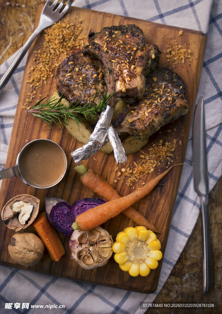 美味烤牛排配多彩蔬菜