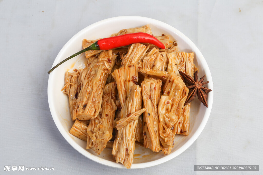 碗中美味腐竹配红椒