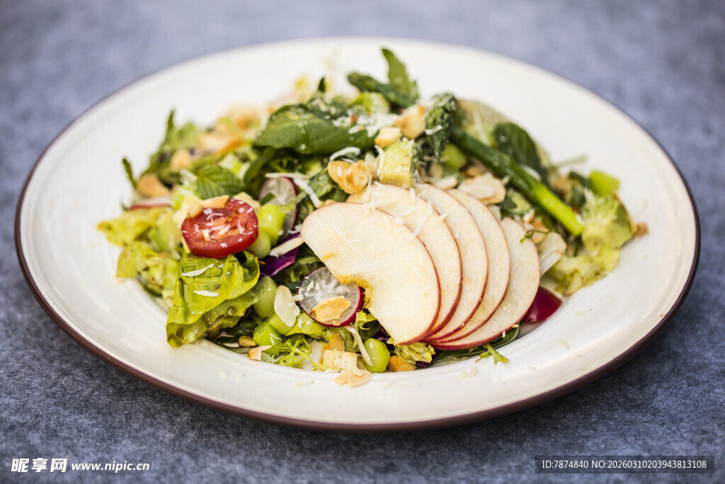 美味鸡肉蔬菜沙拉拼盘