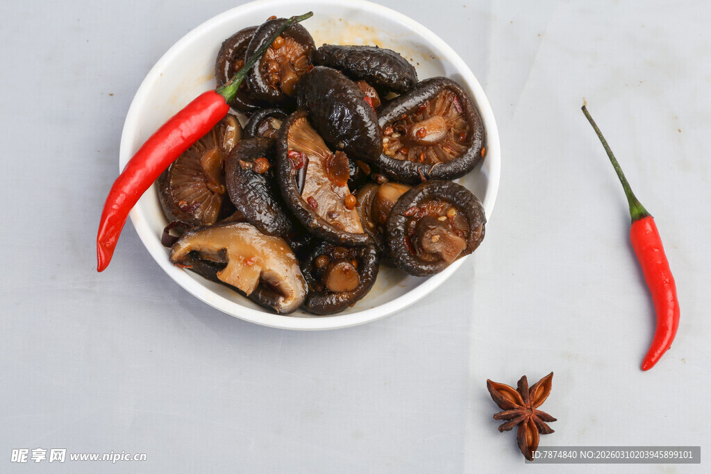 碗中香菇配辣椒与香料