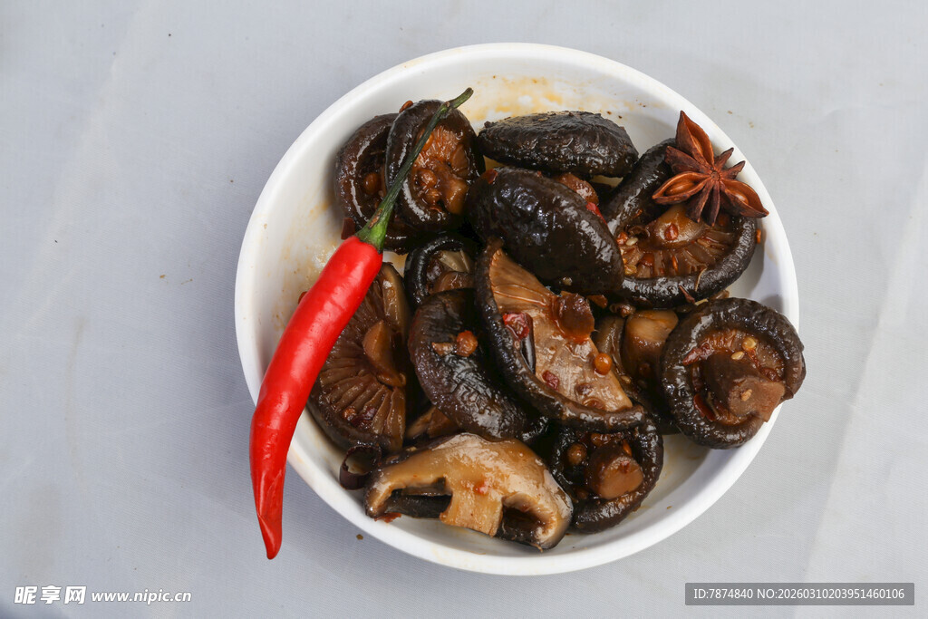 碗中香菇配红辣椒