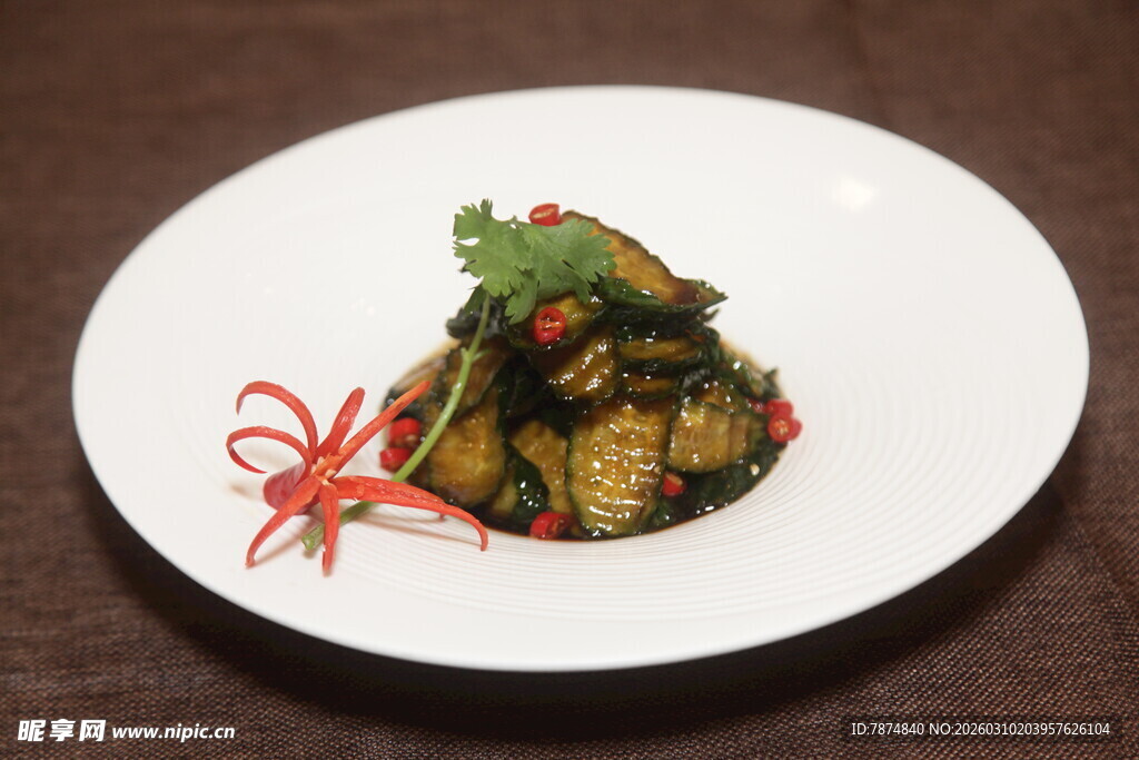 精致摆盘的美味蔬菜料理