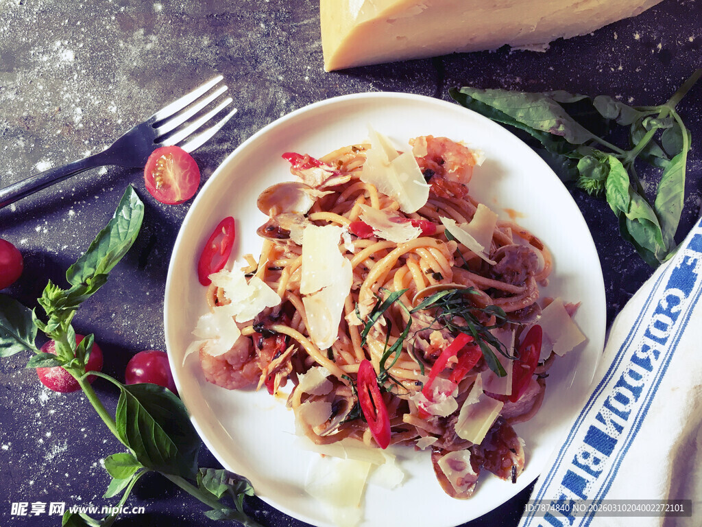 美味意大利面配蔬菜奶酪